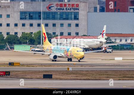 Shanghai, China - 28. September 2019: China Eastern Airlines Boeing 737-800 Flugzeug mit Duffy and Friends Sonderlivery am Shanghai Hongqiao Airpor Stockfoto