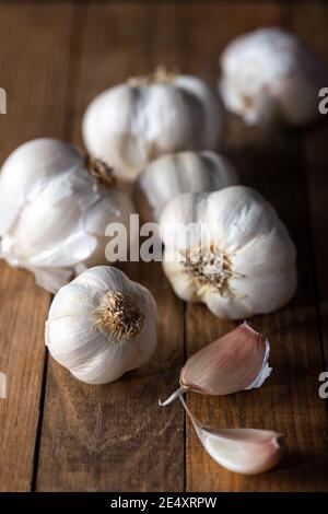 Knoblauchzwiebeln im Korb. Nahaufnahme. Stockfoto