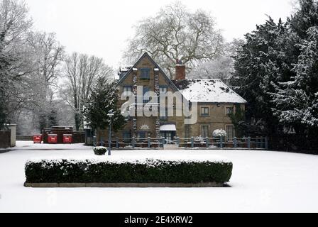 Das Saxon Mill Restaurant bei schneebedecktem Wetter, Warwick, Warwickshire, England, Großbritannien Stockfoto