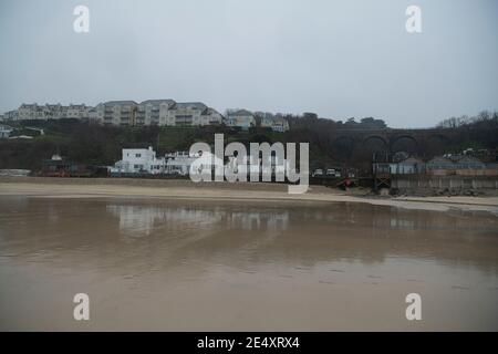 St. Ives Cornwall Hafen, Carbis Bay, Beah und Stadt, Carbis Bay Hotel und Anwesen, der Hauptstandort für den G7 Gipfel. Stockfoto