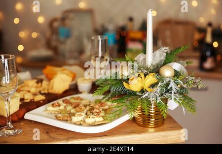 Luxus romantische Candle-Light-Dinner-Tisch Setup für Paare. Gute Küche Stockfoto