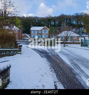 Holywell; Großbritannien: 25. Jan 2021: Die nordwalesische Stadt Holywell hatte über Nacht Schneefall. Einige Nebenstraßen wurden mit einer Abdeckung gelassen. Stockfoto