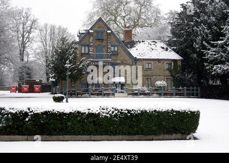 Das Saxon Mill Restaurant bei schneebedecktem Wetter, Warwick, Warwickshire, England, Großbritannien Stockfoto