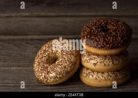 Ring Donuts mit Vanille und Schokolade Glasur bedeckt, mit Streuseln gekrönt. Stockfoto