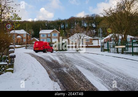 Holywell; Großbritannien: 25. Jan 2021: Die nordwalesische Stadt Holywell hatte über Nacht Schneefall. Einige Nebenstraßen wurden mit einer Abdeckung gelassen. Stockfoto