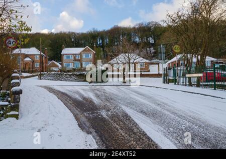 Holywell; Großbritannien: 25. Jan 2021: Die nordwalesische Stadt Holywell hatte über Nacht Schneefall. Einige Nebenstraßen wurden mit einer Abdeckung gelassen. Stockfoto