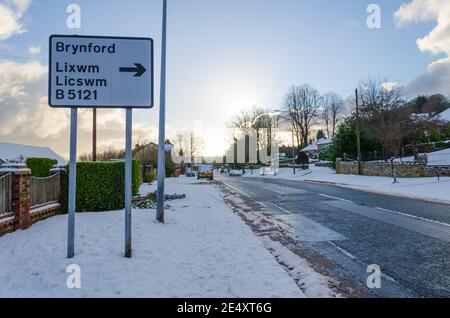 Holywell; Großbritannien: 25. Jan 2021: Die nordwalesische Stadt Holywell hatte über Nacht Schneefall. Die Hauptstraßen waren am Morgen meist klar. Stockfoto