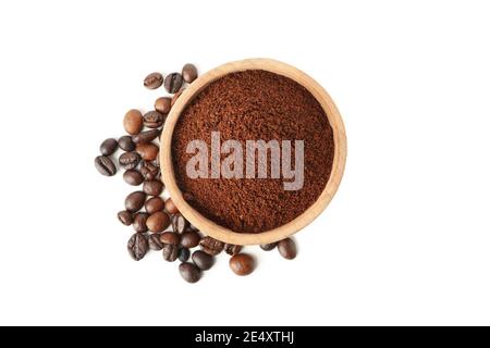 Holzschüssel mit gemahlenem Kaffee isoliert auf Weiß, aromatische frische Kaffeemehle ausgeschnitten für Barista-Designs Stockfoto