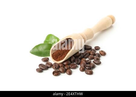 Holzlöffel mit gemahlenem Kaffee isoliert auf Weiß, eine frische aromatische Portion, ausgeschnitten für Cafés Stockfoto