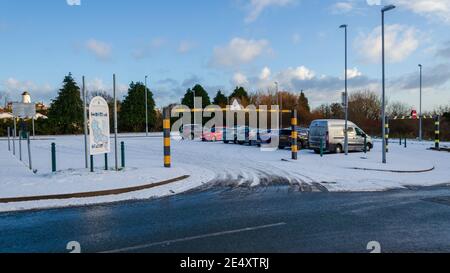 Holywell; Großbritannien: 25. Jan 2021: Die nordwalesische Stadt Holywell hatte über Nacht Schneefall. Parkplätze waren mit einer Schneedecke zurückgelassen. Stockfoto