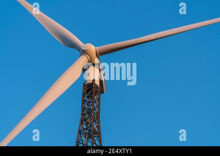 Wesseling, 30. März 2019: Moderne Windkraftanlage erzeugt alternative Energie durch Windenergie. Die mittlerweile insolventen Südwind Energy AG. Stockfoto