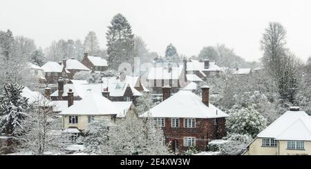 Verschneite Dächer von großen Häusern in Dorking, einer Marktstadt in Surrey UK Stockfoto