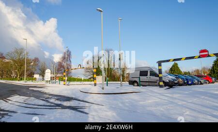 Holywell; Großbritannien: 25. Jan 2021: Die nordwalesische Stadt Holywell hatte über Nacht Schneefall. Parkplätze waren mit einer Schneedecke zurückgelassen. Stockfoto