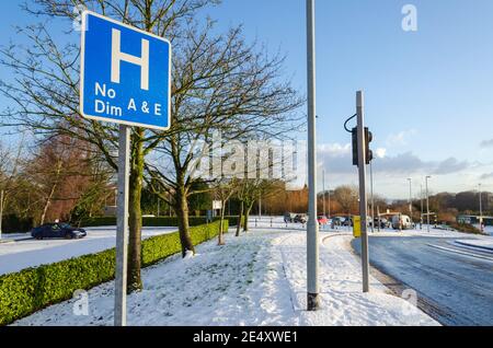 Holywell; Großbritannien: 25. Jan 2021: Die nordwalesische Stadt Holywell hatte über Nacht Schneefall. Die Hauptstraßen waren am Morgen meist klar. Stockfoto