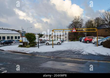 Holywell; Großbritannien: 25. Jan 2021: Die nordwalesische Stadt Holywell hatte über Nacht Schneefall. Parkplätze waren mit einer Schneedecke zurückgelassen. Stockfoto