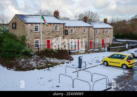 Holywell; Großbritannien: 25. Jan 2021: Die nordwalesische Stadt Holywell hatte über Nacht Schneefall. Parkplätze waren mit einer Schneedecke zurückgelassen. Stockfoto