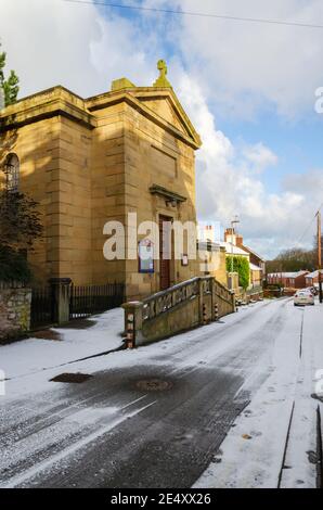 Holywell; Großbritannien: 25. Jan 2021: Die nordwalesische Stadt Holywell hatte über Nacht Schneefall. Einige Nebenstraßen wurden mit einer Abdeckung gelassen. Stockfoto