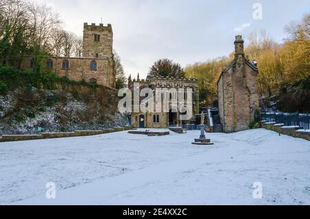 Holywell; Großbritannien: 25. Jan 2021: Die nordwalesische Stadt Holywell hatte über Nacht Schneefall. Auf dem Gelände des St. WINIFREDE's Brunnenes war noch eine Decke übrig Stockfoto