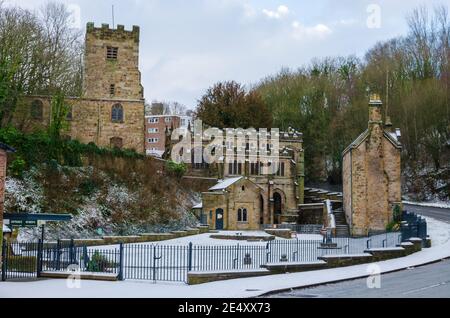 Holywell; Großbritannien: 25. Jan 2021: Die nordwalesische Stadt Holywell hatte über Nacht Schneefall. Auf dem Gelände des St. WINIFREDE's Brunnenes war noch eine Decke übrig Stockfoto