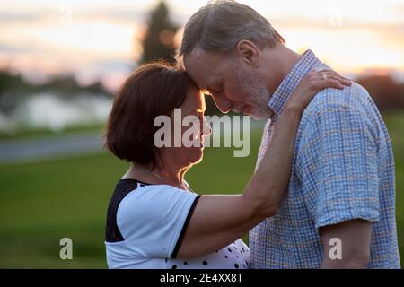 Liebevolles reifes Paar mit geschlossenen Augen. Stockfoto