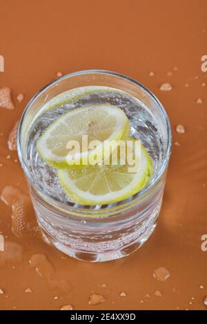 Ein Glas kalte Limonade auf orangefarbenem Hintergrund Stockfoto