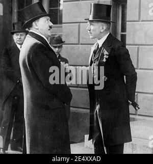 FRANZ von PAPEN (1879-1969) Preußischer Adliger und Bundeskanzler von Deutschland Mit Adolf Hitler beim 'Gedenken an den Heldentag 1933' Stockfoto