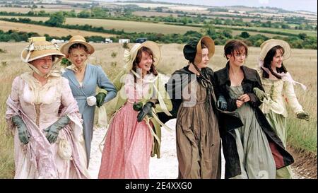 PRIDE AND PREJUDICE 2005 UI/Focus Spielfilm mit von links: Brenda Blethyn (Mrs Bennett), Rosamund Pike (Jane Bennett), Carey Mulligan (Kitty Bennett), Talulah Riley (Mary Bennett), Keira Knightley (Elizabeth Bennett), Jena Malone (Lydia Bennett) Stockfoto