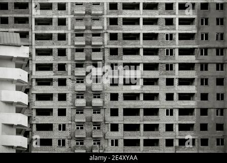 Schwarz-weißes Bild eines unfertigen mehrstöckigen Gebäudes. Stockfoto