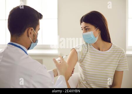 Arzt, der den Patienten während der saisonalen Impfkampagne mit Impfstoffen beschossen hat Im Krankenhaus Stockfoto