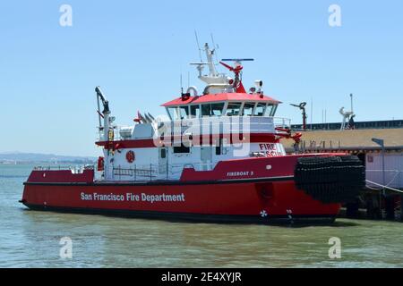 Seitenansicht und Blick auf die Feuerwehr von San Francisco St. Francis Feuerboot in der Bucht vor Anker Stockfoto