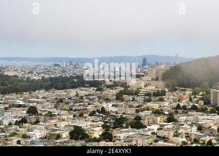 Blick auf San Francisco vom Grandview Park Inner Sunset, Kalifornien, zeigt Wohnhäuser und Parks, mit dem Meer und Stadtbild in der Ferne Stockfoto