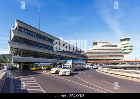 Berlin, Deutschland - 11. September 2018: Terminal und Tower am Flughafen Berlin Tegel (TXL) in Deutschland. Stockfoto