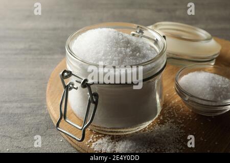Tafel mit Glas Salz auf grauem Tisch Stockfoto