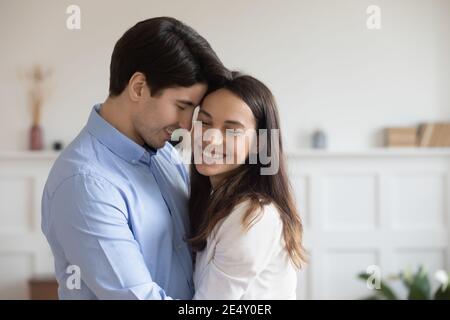 Close up glücklich junges Paar umarmt, genießen zarten Moment Stockfoto