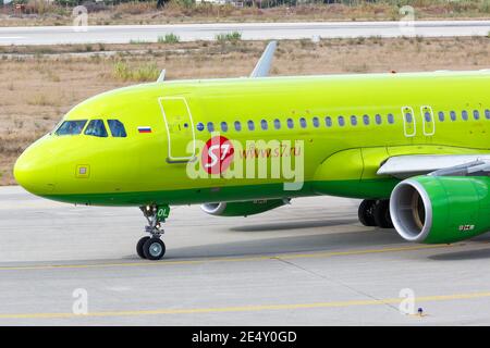 Rhodos, Griechenland – 12. September 2018: S7 Airlines Airbus A320 am Flughafen Rhodos (RHO) in Griechenland. Airbus ist ein europäischer Flugzeughersteller BA Stockfoto