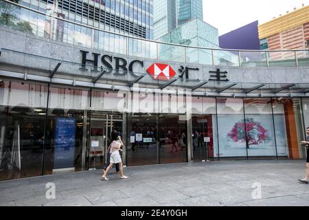 --DATEI--das Logo von HSBC, einer britischen multinationalen Investmentbank und Finanzdienstleistungsholding, ist in einer ihrer Niederlassungen in Shanghia zu sehen, Stockfoto