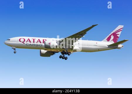 Paris, Frankreich – 17. August 2018: Flugzeug Qatar Cargo Boeing 777F am Flughafen Paris Charles de Gaulle (CDG) in Frankreich. Boeing ist ein amerikanisches Flugzeug m Stockfoto