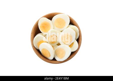 Keramikschale voller geschälter gekochter Eier isoliert auf Weiß, ein proteinreicher Snack für gesunde Frühstücksdesigns Stockfoto