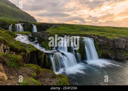 Herrlicher Kirkjufellsfoss Wasserfall von Mitternachtssonne im Sommer beleuchtet Stockfoto