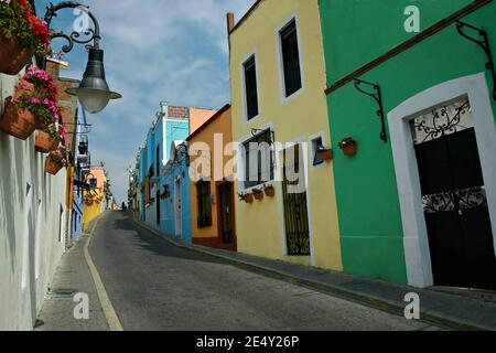 Kolonialhäuser mit bunten Stuckwänden und handgefertigten Tontöpfen mit Blumen entlang der Calzada de 16 de Septiembre.in Atlixco, Puebla Mexiko Stockfoto