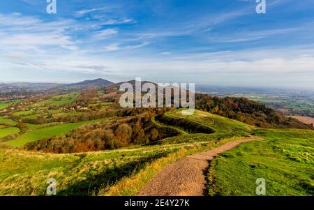 Der Pfad, der vom Gipfel des British Camp (Herefordshire Beacon) in den Malvern Hills im Herbst absteigt, Worcestershire, England Stockfoto