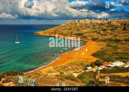 Blick von der Calypse-Höhle auf die rote Ramla-Bucht in Gozo Insel Stockfoto