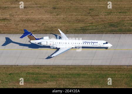 Stuttgart, 2. September 2016: Lufthansa Regional Bombardier CRJ-900 Flugzeug am Flughafen Stuttgart (STR) in Deutschland. Stockfoto