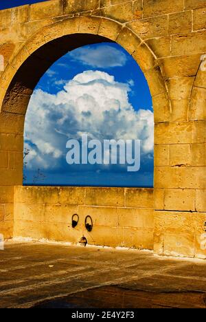 Uraltes Ulysses Lodge Fenster mit Blick auf Ramla Bay In Gozo Malta Island Stockfoto