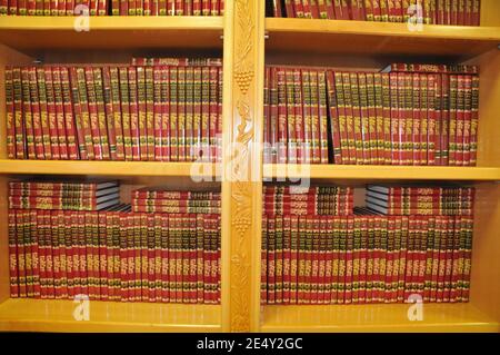 Jüdisches Bücherregal Jüdische Gebetsbücher (Sidur) und religiöse Werke Ein Regal in einem Bücherregal Stockfoto