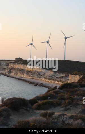 Blick bei Sonnenuntergang auf die schönen weißen Sandsteinklippen von Bozcaada Insel in der Türkei Stockfoto