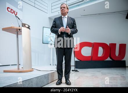 Berlin, Deutschland. Januar 2021. Armin Laschet, CDU-Bundespräsident und Ministerpräsident von Nordrhein-Westfalen, steht nach der Pressekonferenz und der ersten Präsidium- und Vorstandssitzung in der Parteizentrale, dem Konrad-Adenauer-Haus, vor einem CDU-Logo. Quelle: Michael Kappeler/dpa/Alamy Live News Stockfoto