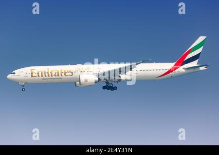 Male, Malediven – 18. Februar 2018: Emirates Boeing 777-300ER Flugzeug am Flughafen Male (MLE) auf den Malediven. Boeing ist eine amerikanische Flugzeugmanufaktur Stockfoto