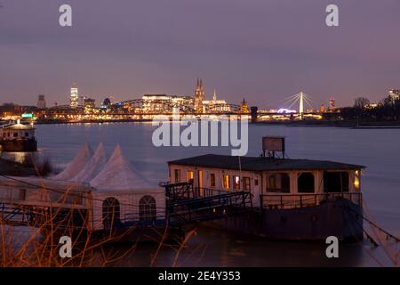 Blick vom Ortsteil Rodenkirchen auf die Stadt, Südbrücke, den Kölnturm, Rheinauer Hafen, den Dom, Rhein, Köln, Deutschland. Blick V Stockfoto