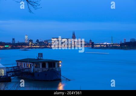 Blick vom Ortsteil Rodenkirchen auf die Stadt, Südbrücke, den Kölnturm, Rheinauer Hafen, den Dom, Rhein, Köln, Deutschland. Blick V Stockfoto